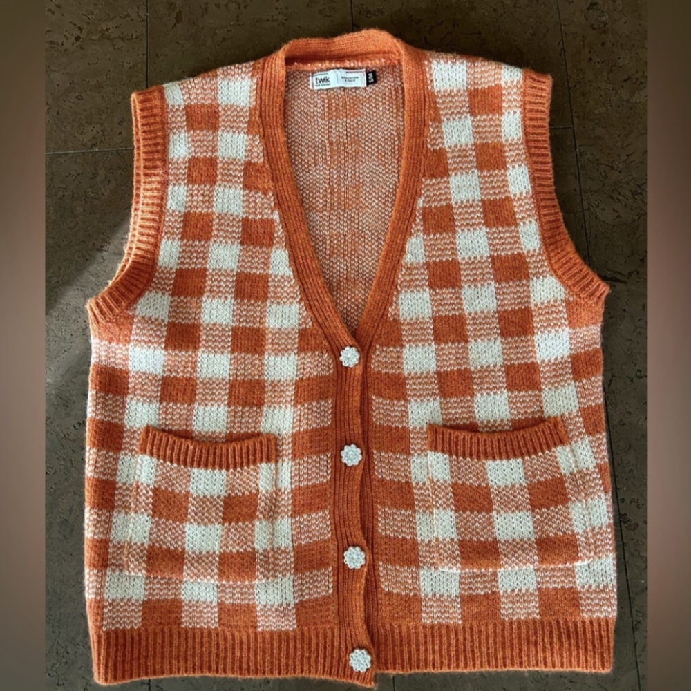 Twik sweater vest with adorable jewelled buttons ! - Picture 2 of 9